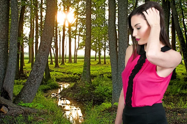 Femme dans une forêt printanière — Photo