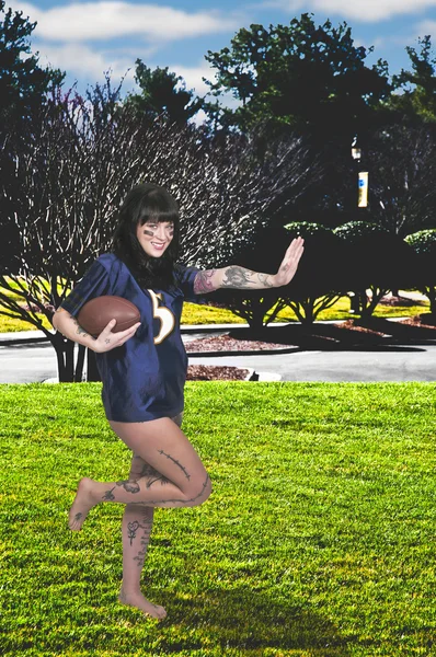 Mujer jugando fútbol — Foto de Stock