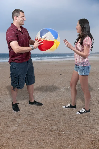 Koppel met strandbalplaj topu ile Çift — Stok fotoğraf