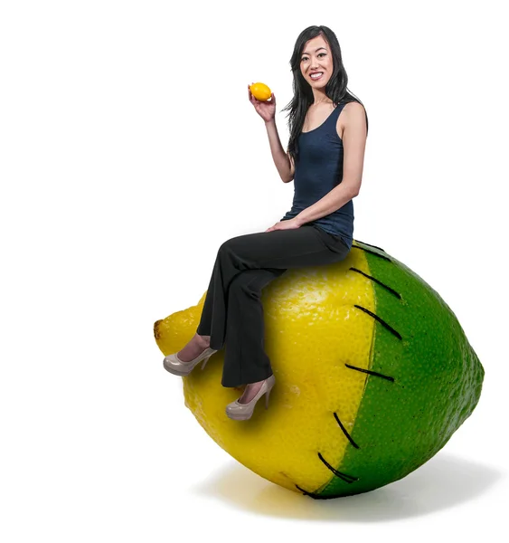 Nő ül egy citrom-lime — Stock Fotó