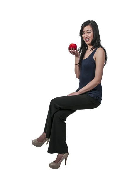 美味的红苹果的亚洲女人 — 图库照片