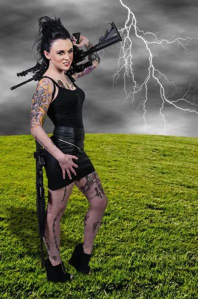 Frau mit Sturmgewehr — Stockfoto