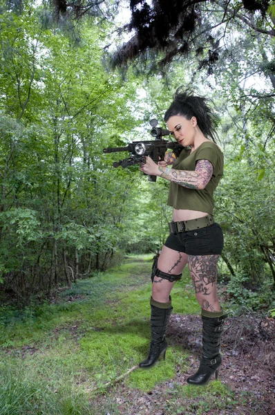 Femme avec fusil d'assaut — Photo