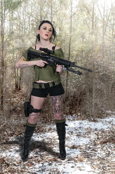 Femme avec fusil d'assaut — Photo