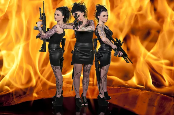 Femmes avec fusil d'assaut — Photo