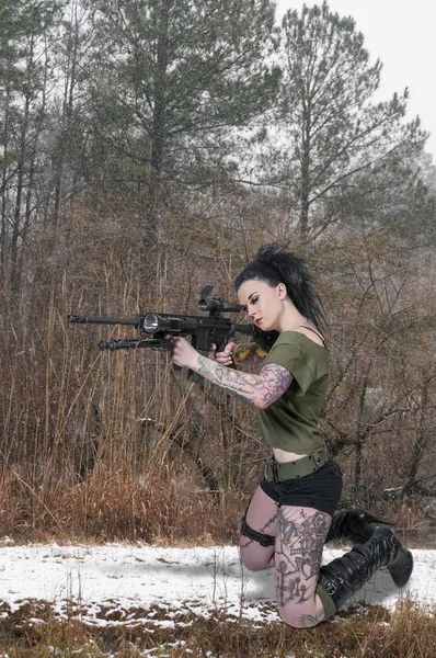 Mujer con rifle de asalto — Foto de Stock