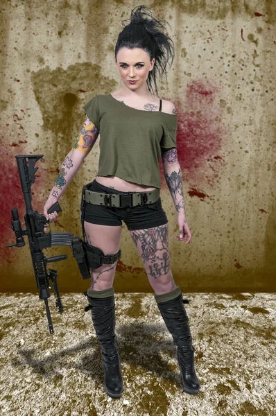 Femme avec fusil d'assaut — Photo