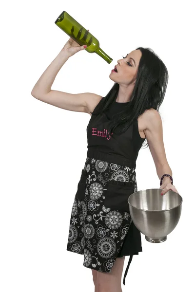 Женщина-повар пьет вино — стоковое фото