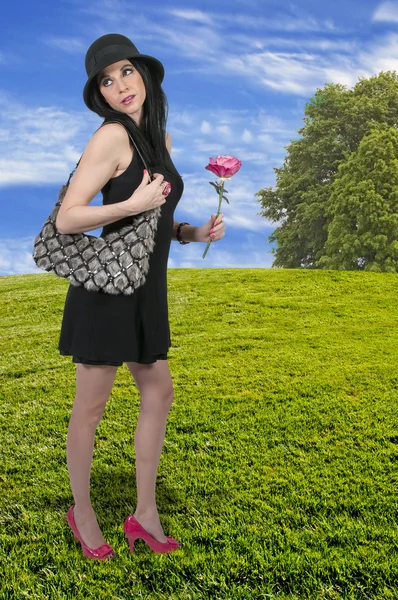 Frau hält Rose in der Hand — Stockfoto