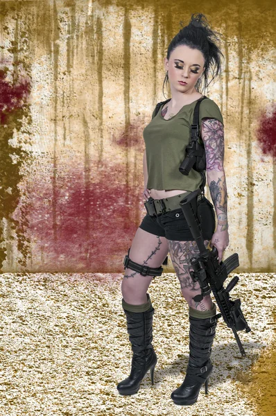 Женщина с штурмовой винтовкой — стоковое фото