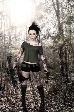 saldırı tüfeği olan kadın