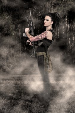 saldırı tüfeği olan kadın