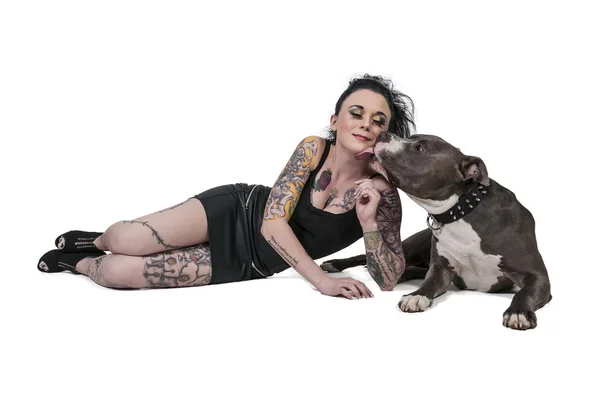 Piękna kobieta i pit bull — Zdjęcie stockowe