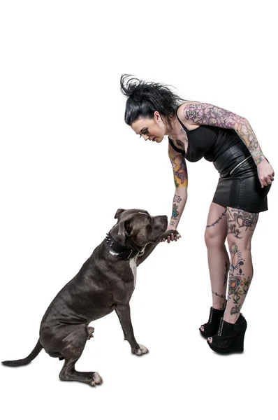 Mujer hermosa y Pit Bull — Foto de Stock