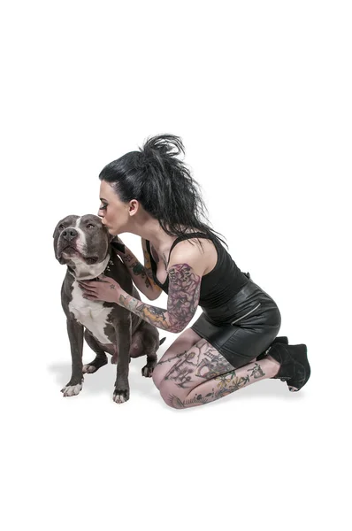 Mooie vrouw en pit bull — Stockfoto