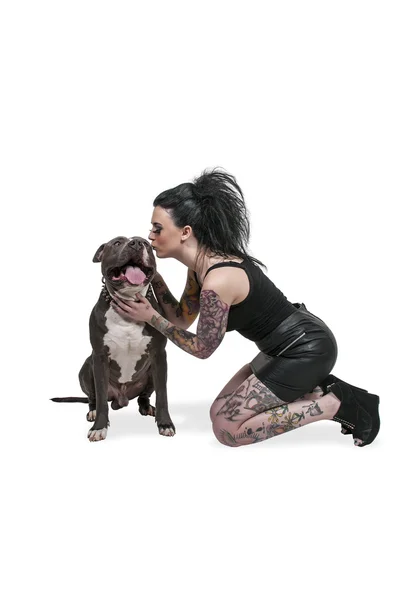 Krásná žena a pit bull — Stock fotografie