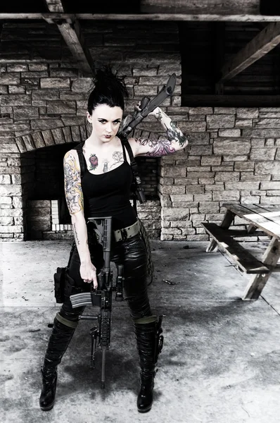 Femme avec fusil d'assaut — Photo