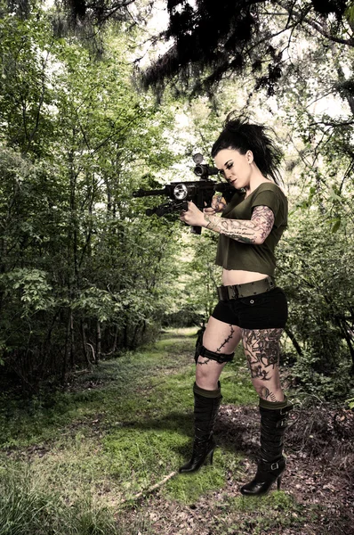 Frau mit Sturmgewehr — Stockfoto