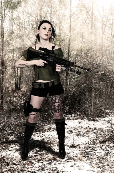 Femme avec fusil d'assaut — Photo