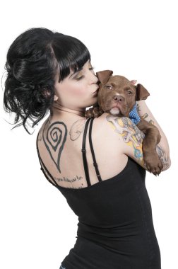 güzel kadın ve çukur boğa köpek yavrusu