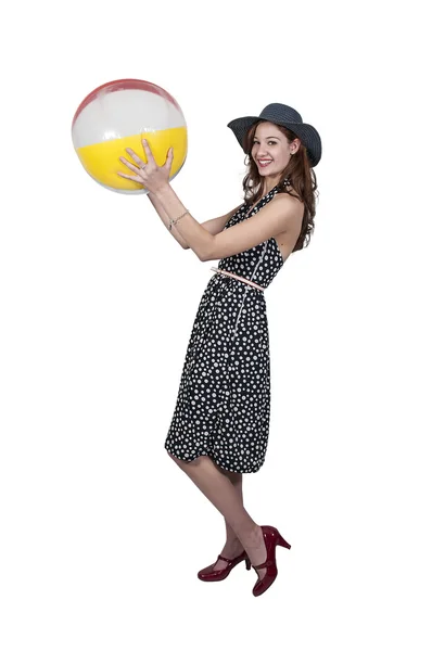 Donna che tiene Beachball — Foto Stock