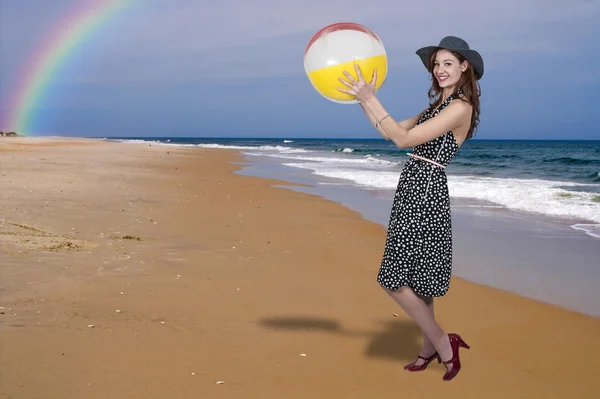 Frau hält Beachball — Stockfoto