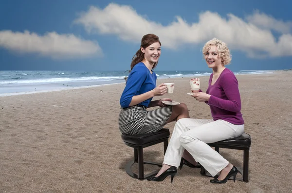 Женское чаепитие — стоковое фото