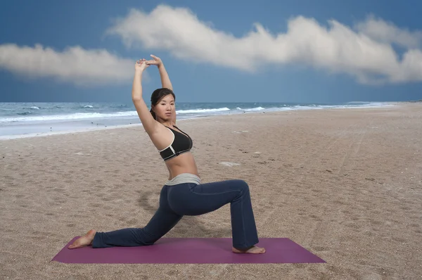 Asiatische Frau beim Yoga — Stockfoto