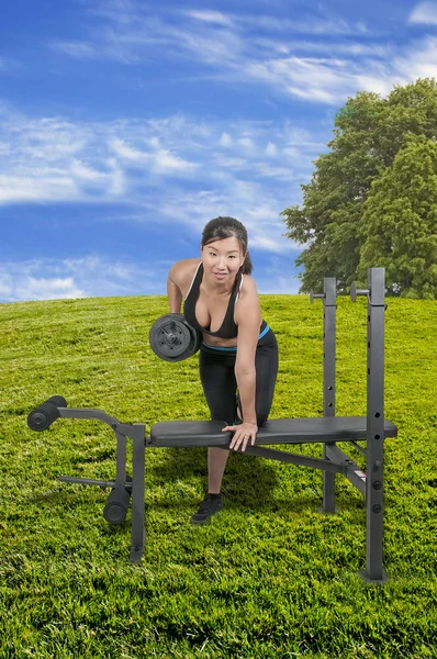 Mujer asiática trabajando con pesas —  Fotos de Stock