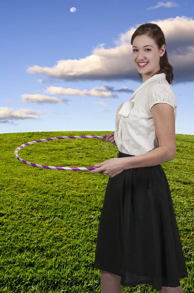 Vrouw met hula hoepel — Stockfoto
