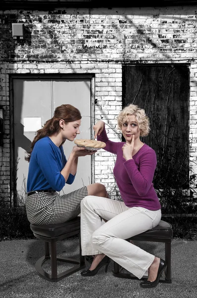 Women with Pie — Stock Photo, Image