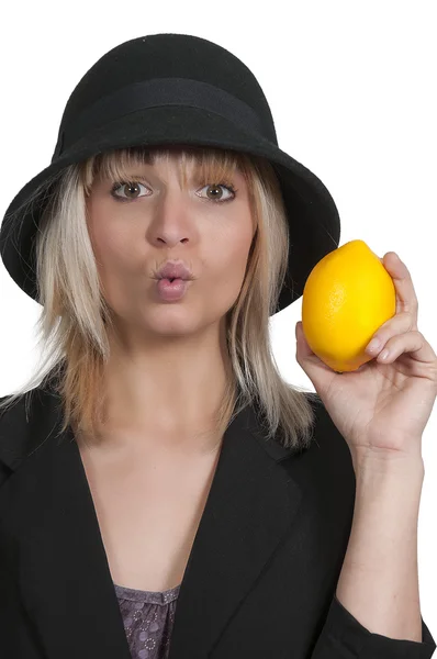 Donna con limone in mano — Foto Stock