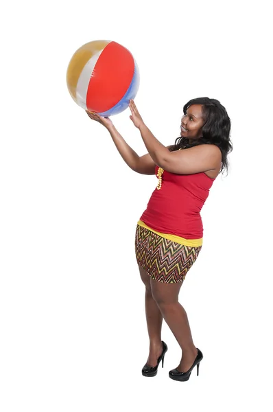 Vrouw bedrijf beachball — Stockfoto