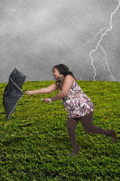 Parasol gospodarstwa kobieta — Zdjęcie stockowe