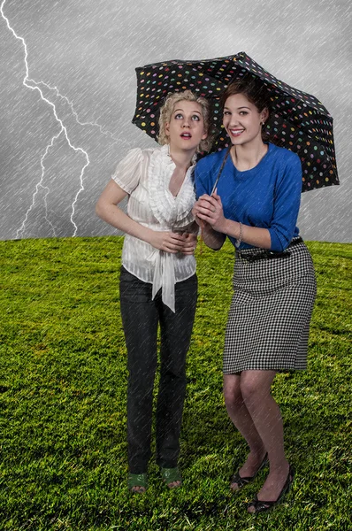 Frau mit Regenschirm — Stockfoto