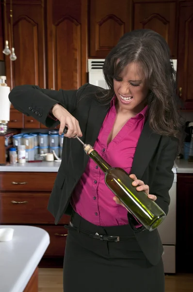 Mulher abrindo vinho — Fotografia de Stock