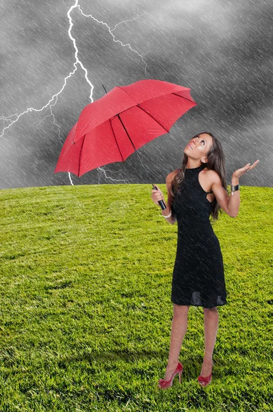 Mulher segurando guarda-chuva — Fotografia de Stock