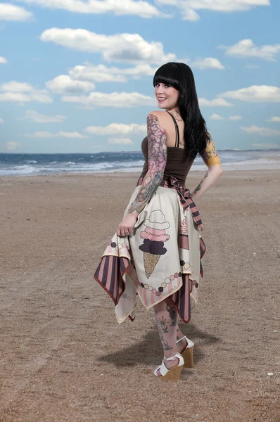 Vrouw op het strand — Stockfoto