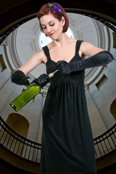 Mujer abriendo vino — Foto de Stock