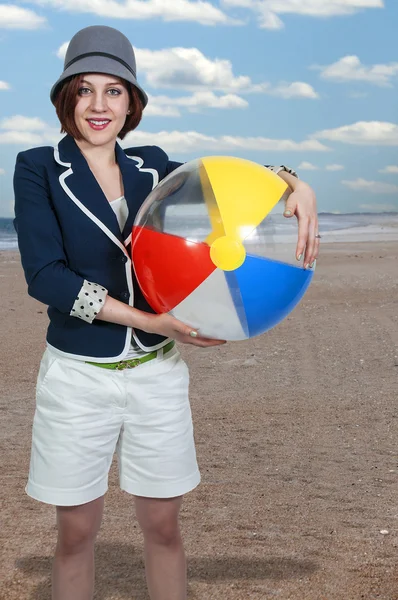 Mujer sosteniendo Beachball — Foto de Stock