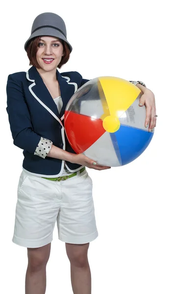 Kvinna anläggning beachball — Stockfoto