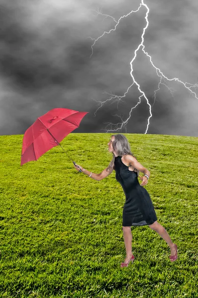 Mujer sosteniendo paraguas — Foto de Stock