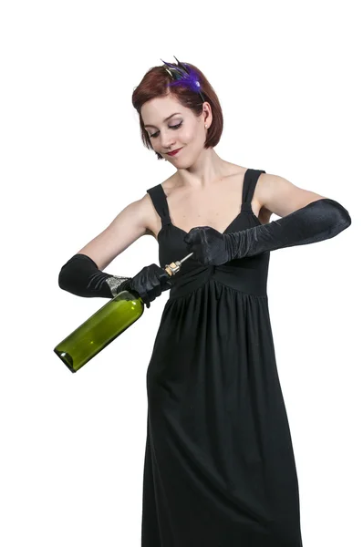 Frau öffnet Wein lizenzfreie Stockbilder