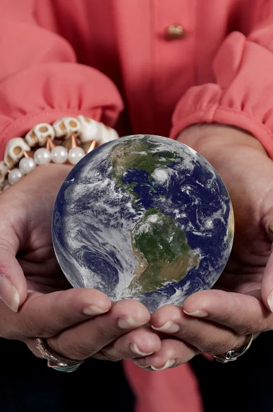 Mujer sosteniendo tierra — Foto de Stock