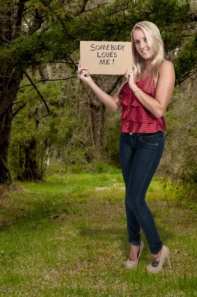 Mujer sosteniendo un signo inspirador — Foto de Stock