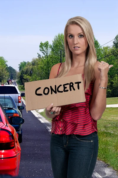 Woman Hitch Hiking to Concert — ストック写真