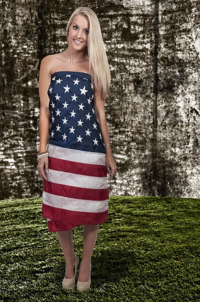 Mulher embrulhada em uma bandeira — Fotografia de Stock