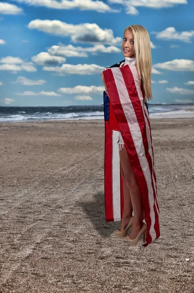 Mulher embrulhada em uma bandeira — Fotografia de Stock