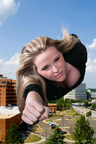 Femme volant dans le ciel — Photo