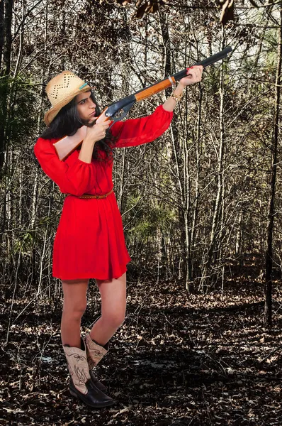 Cowgirl mit Gewehr — Stockfoto